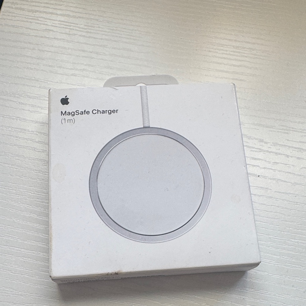 Apple MagSafe Wireless Charger in White